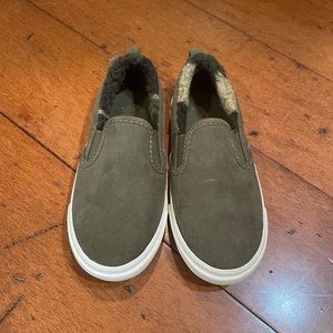 NWOT Old Navy Boys camo skip on. Size 10